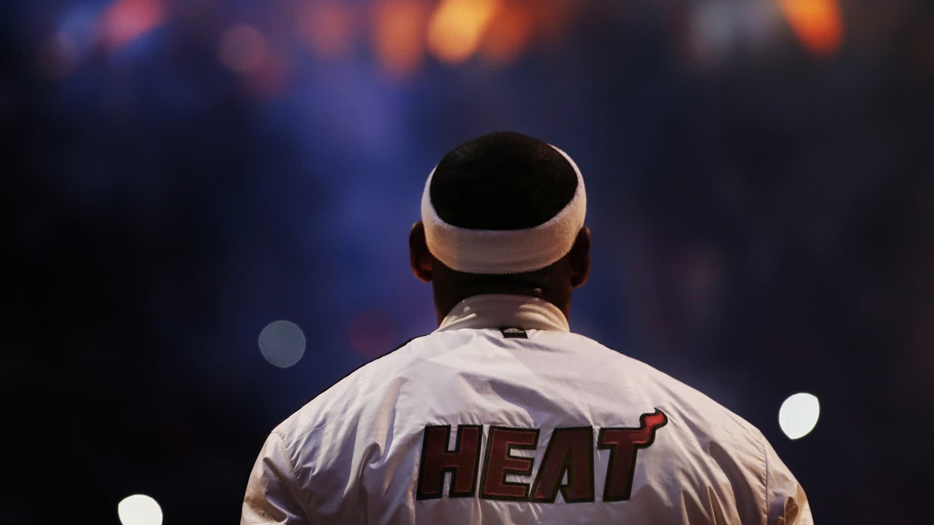冰火两重天,拜仁五连胜高歌猛进,内马尔主帅深陷下课漩涡,拜仁五连胜势如破竹,内马尔主帅深陷下课危机